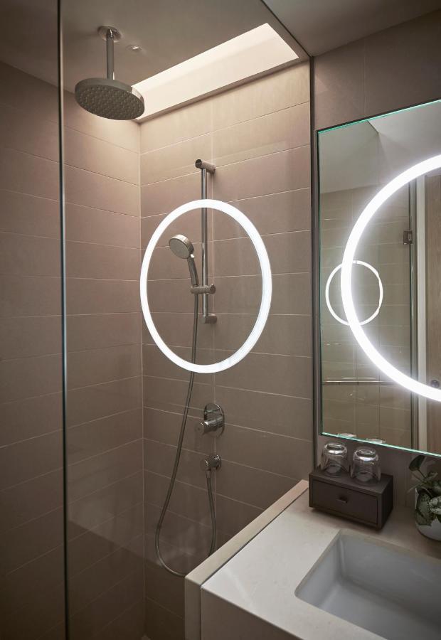 อมารี กัวลาลัมเปอร์ Hotel ภายนอก รูปภาพ LED shower light