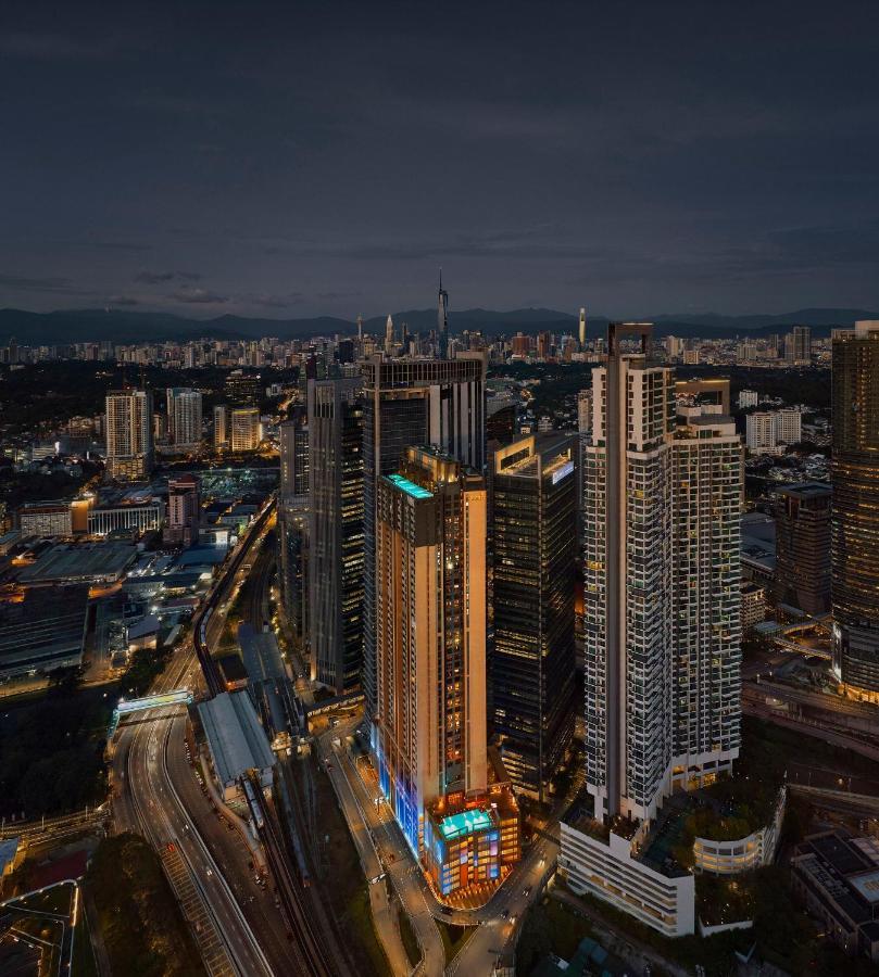 อมารี กัวลาลัมเปอร์ Hotel ภายนอก รูปภาพ Aerial view of the complex at night