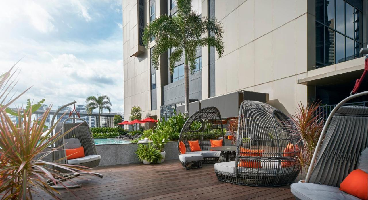 อมารี กัวลาลัมเปอร์ Hotel ภายนอก รูปภาพ The rooftop pool at the hotel