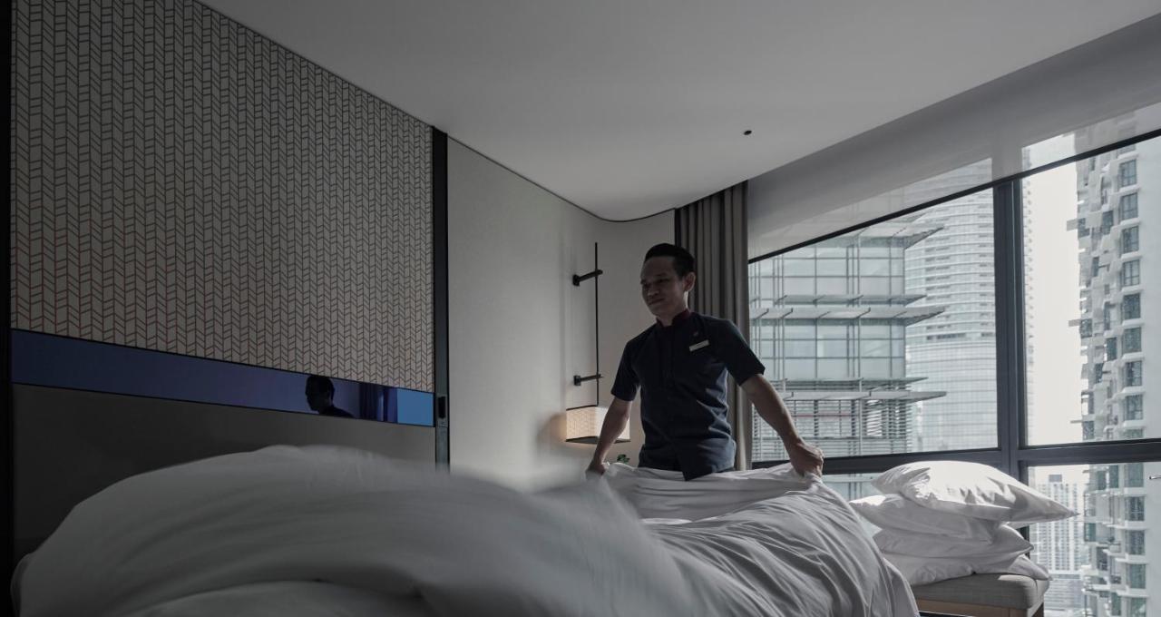 อมารี กัวลาลัมเปอร์ Hotel ภายนอก รูปภาพ A hotel housekeeper making a bed